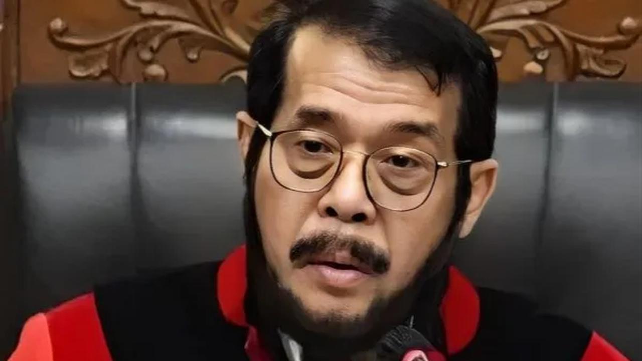 Atang yang merupakan ahli hukum tata negara mempertanyakan putusan MK terkait usia minimum capres dan cawapres yang diputuskan oleh Anwar Usman.