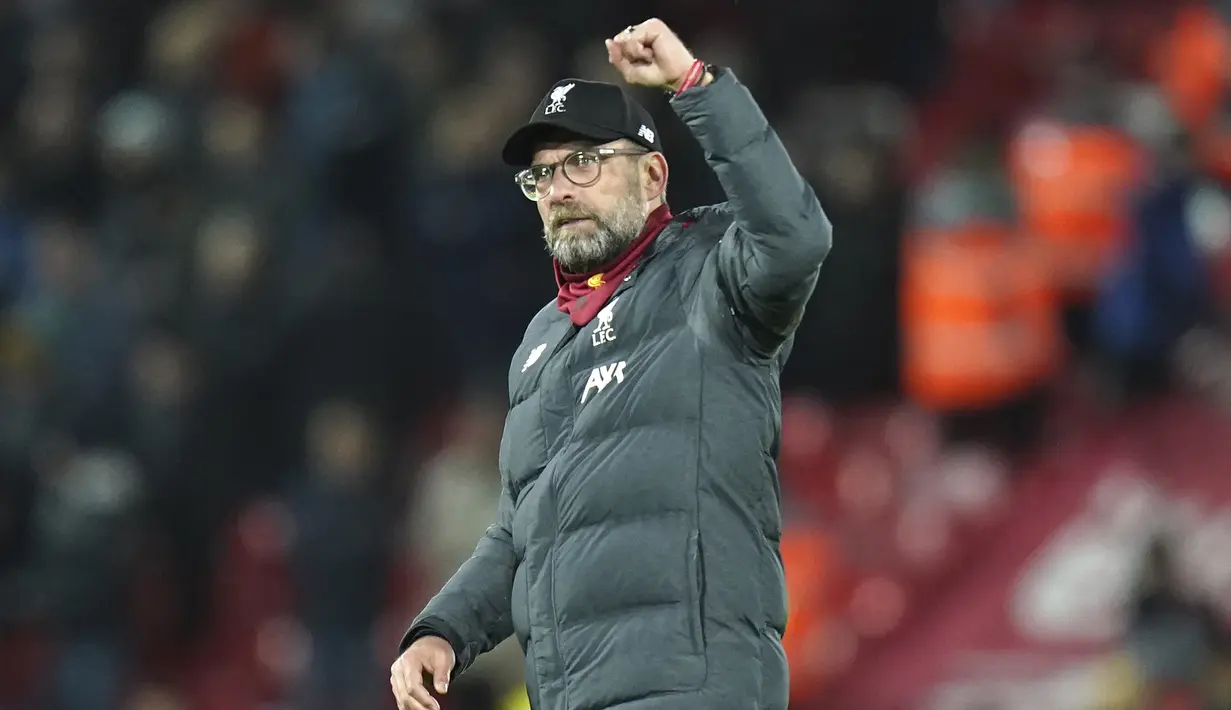 Pelatih Liverpool, Jurgen Klopp, merayakan kemenangan atas West Ham United pada laga Premier League di Stadion Anfield, Inggris, Selasa (25/2/2020). Liverpool menang dengan skor 3-2. (AP/Jon Super)