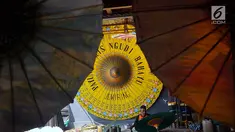 Perajin menyelesaikan pembuatan payung kertas di Desa Tanjung, Kecamatan Juwiring, Klaten, Kamis (11/10). Mereka meneruskan kerajinan payung hias yang merupakan warisan seni pada era 1800-an dari leluhurnya. (Liputan6.com/Gholib)