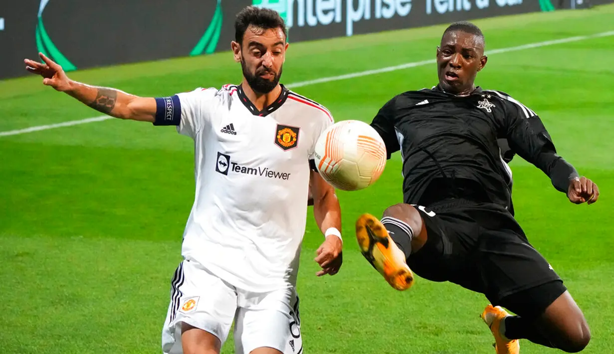 Pemain Manchester United Bruno Fernandes (kanan) berebut bola dengan pemain Sheriff Tiraspol Moussa Kyabou pada pertandingan sepak bola Grup E Liga Europa di Stadion Zimbru, Chisinau, Moldova, 15 September 2022. Manchester United menang 2-0. (AP Photo/Sergei Grits)