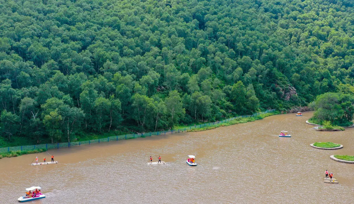 Foto yang diabadikan pada 16 Agustus 2020 ini menunjukkan wisatawan yang menikmati perjalanan dengan perahu di kawasan wisata Jiulongwan di Wilayah Zhuozi, Ulanqab, Daerah Otonom Mongolia Dalam, China utara. (Xinhua/Peng Yuan