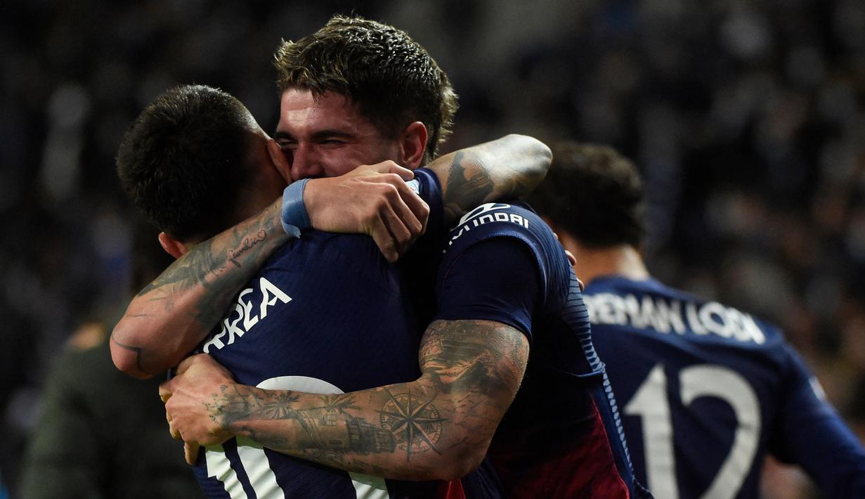 Memasuki menit akhir, Atletico Madrid berhasil menambah keunggulan lewat Angel Correa. Tak puas sampai disitu, Rodrigo de Paul (kanan) berhasil mantapkan keunggulan Los Rojiblancos menjadi 3-0. (AFP/Miguel Riopa)