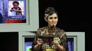 Ini penampilan Ine Febriyanti dengan kebaya berwarna hitam bercorak keemasan yang sangat menawan. Perannya sebagai Nyai Ontosoroh di Film Bumi Manusia kali ini patut ditunggu. (Kapanlagi.com/Muhammad Rasyad)