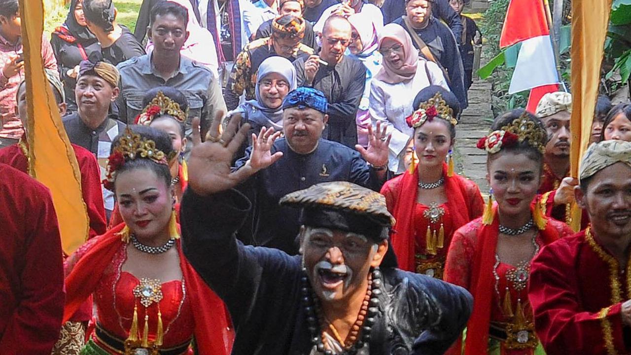 Tradisi sedekah bumi ini sebetulnya sudah bertahun-tahun 'mati'.