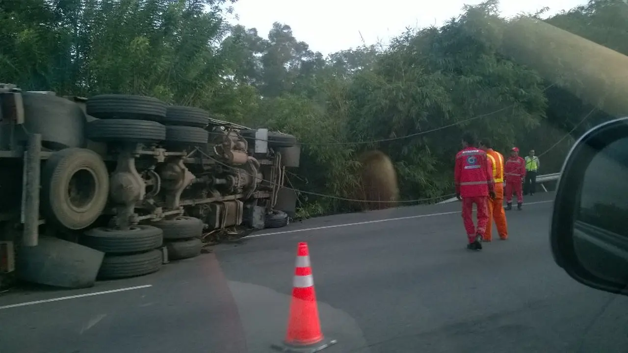 Sebuah truk terguling di Tol Cikampek. (Foto: @JennyK_Karuh)