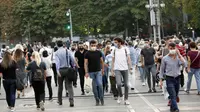 Orang-orang yang memakai masker menyeberangi sebuah jalan di Ankara, Turki, pada 11 September 2020. Turki mengonfirmasi 1.671 kasus baru COVID-19 pada Jumat (11/9), menambah total pasien yang terinfeksi menjadi 288.126 orang, demikian diumumkan Kementerian Kesehatan Turki. (Xinhua/Mustafa Kaya)