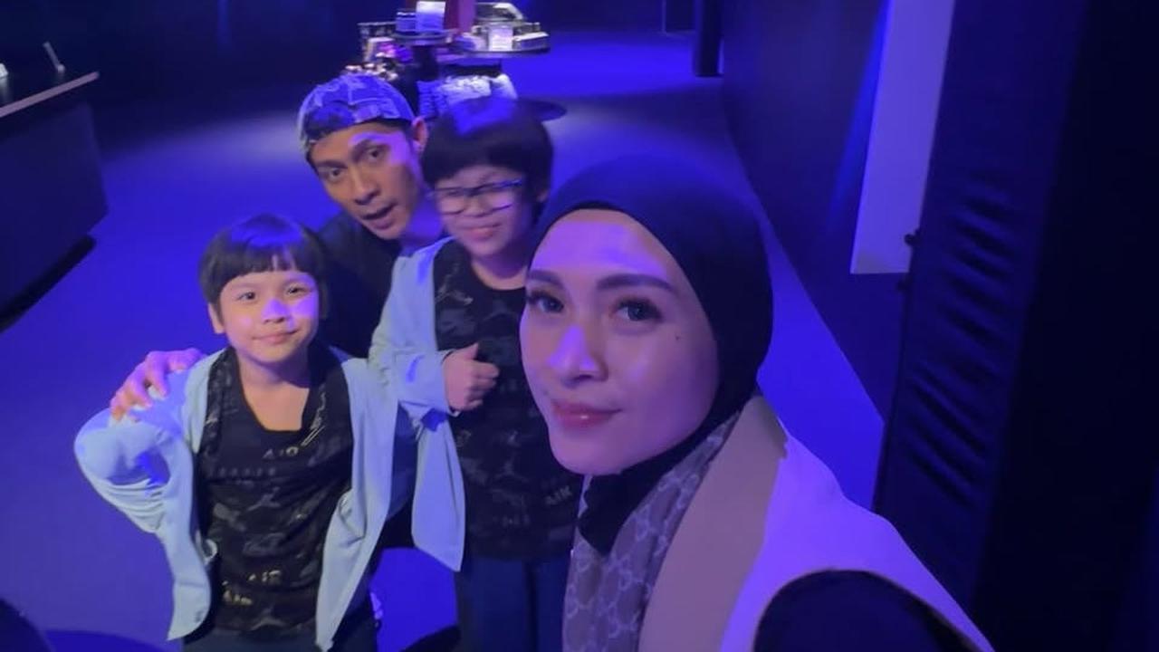 Momen Anak-Anak Adi Nugroho dan Donita Kerjakan Tugas Sekolah Meski Sedang Liburan
