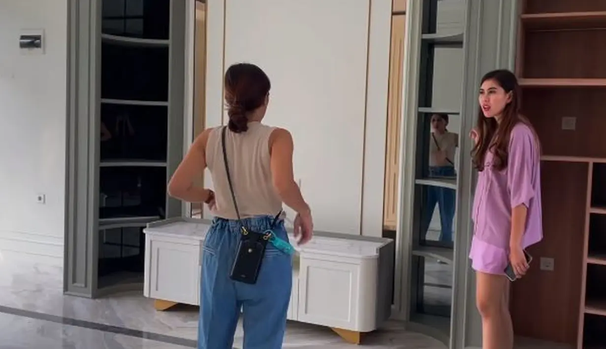 Ruang keluarga juga sangat lega. Nantinya pada area tersebut akan dilengkapi dengan televisi, sofa, dan lainnya. (YouTube/NizNaz Channel)