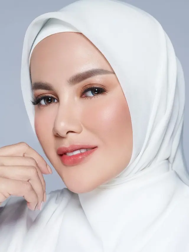 Olla Ramlan pakai hijab putih (Instagram/ollaramlan)