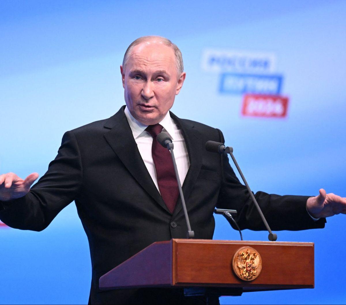 Presiden Rusia Vladimir Putin menyampaikan pidato di markas pemenangannya setelah tempat pemungutan suara ditutup pada hari terakhir Pemilihan Presiden (Pilpres) di Moskow, Rusia, pada 17 Maret 2024. Putin kembali memenangkan Pilpres Rusia untuk kelima ka