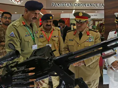 Delegasi dari negara-negara lain mendengarkan penjelasan tentang senjata alat tempur saat Pameran Pertahanan Internasional dan Seminar "IDEAS 2016" di Karachi, Pakistan (23/11). IDEAS sebuah pameran yang digelar dua tahun sekali. (Reuters/Akhtar Soomro)