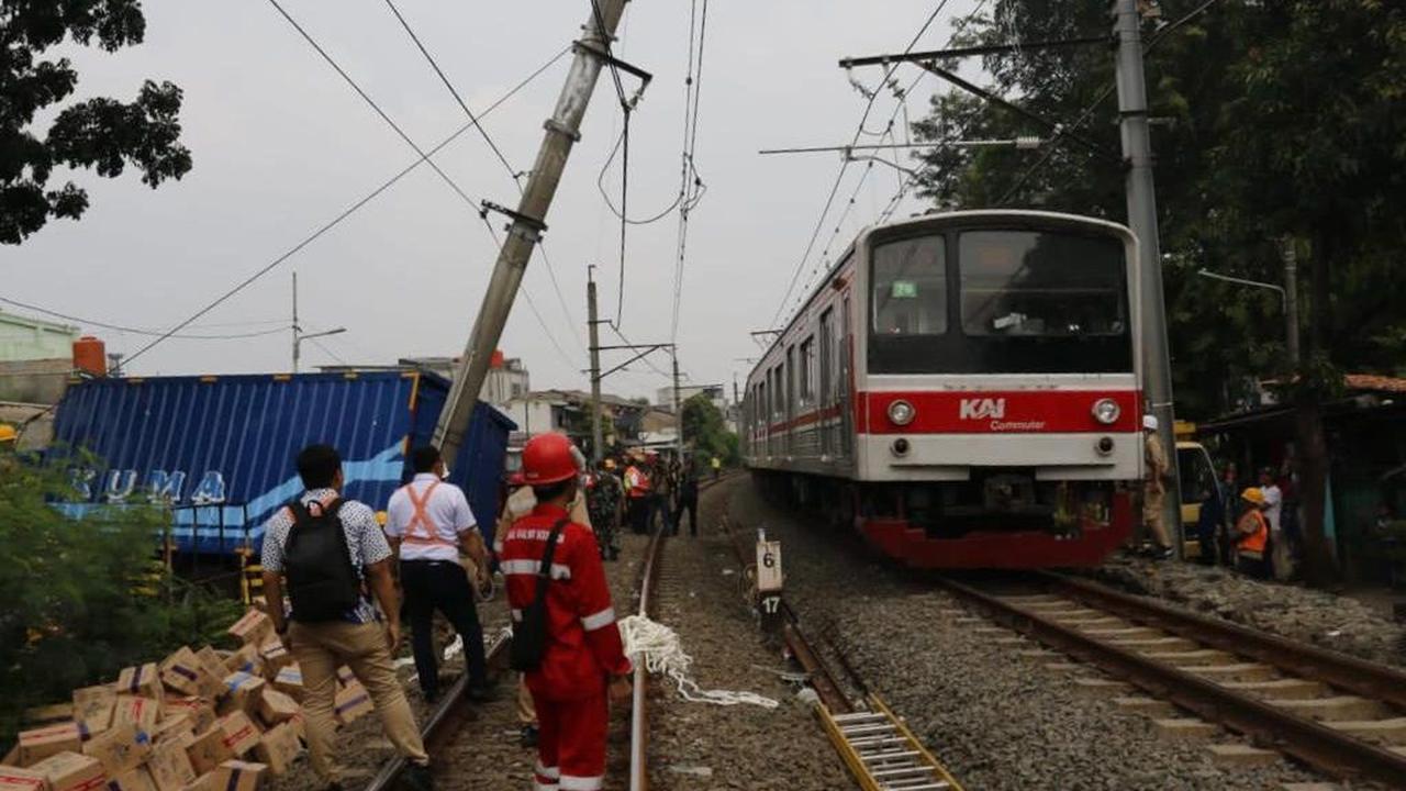 Tim Prasarana KAI Daop 1 Jakarta dan polisi dan petugas pemadam kebakaran telah membenarkan tiang Listrik Aliran Atas (LAA) KRL di KM 17+5 jalur hilir antara Stasiun Pondok Ranji-Kebayoran, Selasa (25/7).