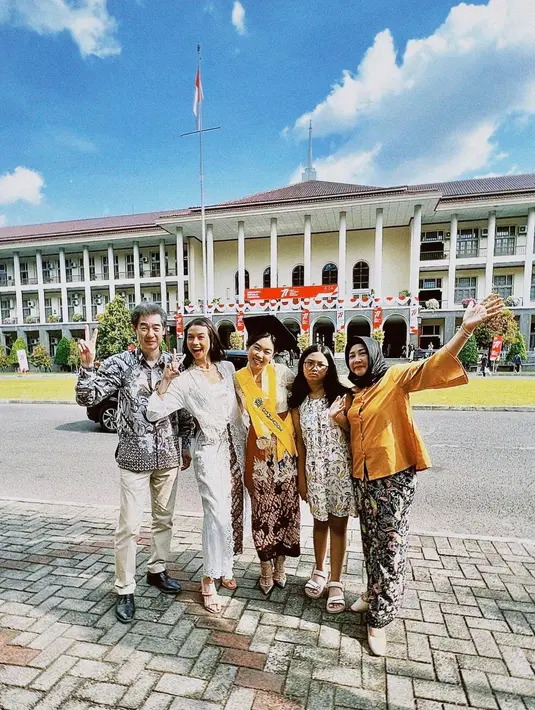 Keluarga juga ikut hadir di wisuda Reina, termasuk sang ayah yang bekerja di negeri Sakura. Yuki Kato pun ikut hadir sangat cantik dengan menggunakan kebaya. (instagram/yukikt)