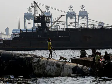Aktivitas masyarakat di kawasan Cilincing, Jakarta, Selasa (2/8/2021). Lembaga Antariksa Amerika Serikat (NASA) memperkirakan wilayah Jakarta bagian Utara akan tenggelam akibat kenaikan permukaan air laut imbas pemanasan global dan pencairan lapisan es. (Liputan6.com/Faizal Fanani)