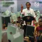 Presiden Joko Widodo atau Jokowi memberi sambutan saat membagian sertifikat tanah di Pasar Minggu, Jakarta, Jumat (22/2). Jokowi menjawab tuduhan bahwa pembagian sertifikat tanah untuk rakyat tidak ada gunanya. (Liputan6.com/Angga Yuniar)
