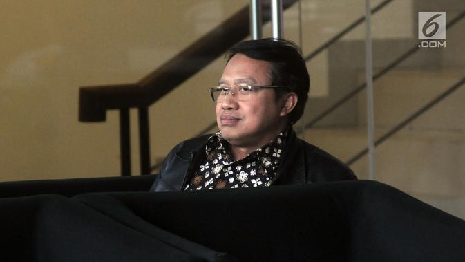 Direktur Utama PT Pembangkitan Jawa Bali (PJB) Iwan Agung Firstantara menunggu di lobi gedung KPK, Jakarta, Kamis (25/4). Iwan Agung Firstantara diperiksa sebagai saksi untuk tersangka Direktur Utama PLN nonaktif Sofyan Basir terkait kasus dugaan suap proyek PLTU Riau-1. (merdeka.com/Dwi Narwoko)