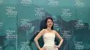 Park Eun Bin mengenakan long dress putih strap less dengan model skirt menjuntai dari wed. Dipadukan perhiasaan mewah. @eunbining0904