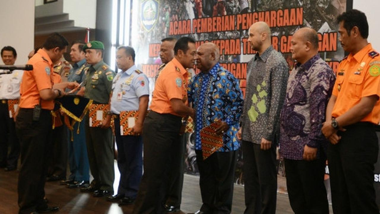 Basarnas beri penghargaan untuk tim operasi penyelamatan Trigana Air