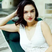 Overal rajut dengan kerah v-neck jadi pilihan resort wear ala Raline Shah. @ralineshah.