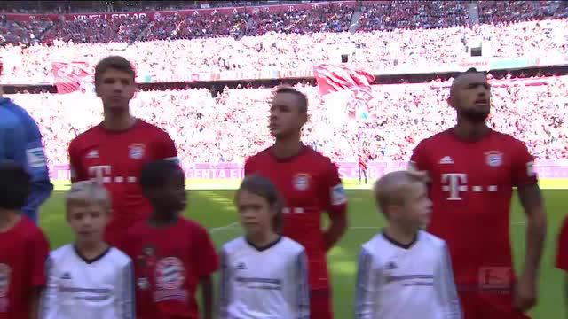 Aksi kemanusiaan dilakukan oleh Bundesliga saat laga Bayer Munchen vs Augsburg dengan mengajak anak-anak pengungsi mendampingi para pemain masuk ke lapangan sesaat sebelum kick-off.
