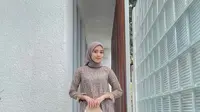 Model Gamis Terbaru dari Brokat, Polos, hingga Kombinasi untuk Lebaran 2025 Lebih Cantik