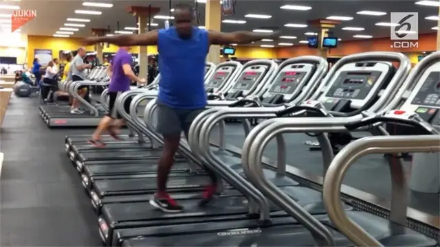 Bukannya berlari, pria ini justru menampilkan kemampuannya menari di atas treadmill.