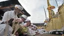 Umat Hindu berdoa bersama pada upacara Melasti jelang Hari Raya Nyepi Tahun Baru Saka 1941 di Pura Segara, Cilincing, Jakarta, Minggu (3/3). Melasti merupakan upacara penyucian diri. (merdeka.com/Iqbal S Nugroho)