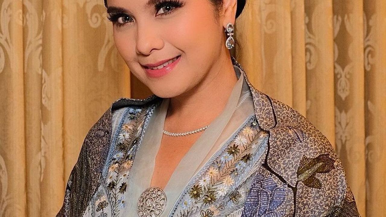 Makeup Annisa Pohan dipercantik oleh Nanda Santosa MUA dari Sidoarjo-Surabaya, menampilkan sanggul klasik dan makeup natural yang memancarkan keanggunan khas wanita Indonesia.<br><br>