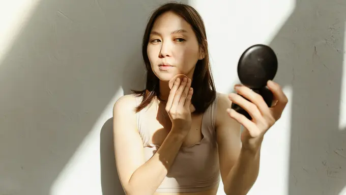 Ilustrasi Wanita Menggunakan Cushion