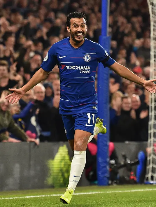 Gelandang Chelsea, Pedro berselebrasi usai mencetak gol ke gawang Crystal Palace saat pertandingan Liga Inggris di stadion Stamford Bridge, London (4/11). Chelsea menang atas Crystal Palace dengan skor 3-1. (AFP Photo/Glyn Kirk)