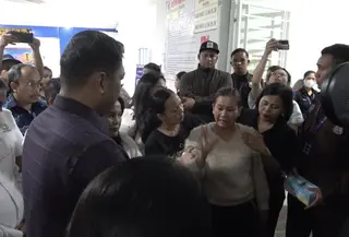 Kemarahan salah satu orang tua memuncak saat Sudaryono berdialog dengan keluarga pasien korban keracunan massal MBG di Karo. (Liputan6.com/Reza Efendi)