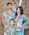 Inspirasi baju couple keluarga modern untuk liburan, kamu bisa tiru gaya keluarga Jessica Iskandar satu ini. Sang suami Verhaag bersama jedar dan putra tercinta El Barack terlihat kompak dengan busana motif senada. (Instagram/inijedar).