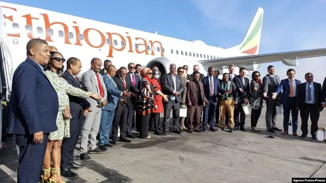 Karyawan Ethiopian Airlines berpose untuk foto bersama di depan Boeing 737 MAX di landasan Bandara Internasional Bole di Addis Ababa, 1 Februari 2022. (AFP)