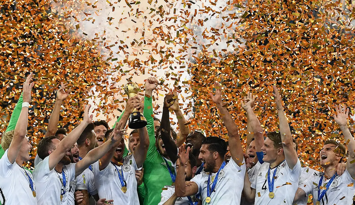 Pemain Jerman mengangkat trofi saat merayakan kemenangannya dalam final Piala Konfederasi 2017 di Stadion Saint Petersburg, Rusia (2/7). (AFP Photo/Franck Fife)