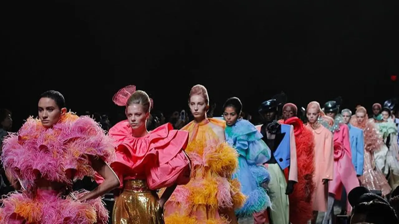 Demi Ikut Pertunjukkan Marc Jacobs, 35 Model Rela Miliki Rambut Warna Warni