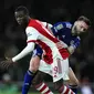 Pemain Leeds United Stuart Dallas (kanan) berebut bola dengan pemain Arsenal Nicolas Pepe pada pertandingan Piala Liga Inggris di Emirates Stadium, London, Inggris, 26 Oktober 2021. Arsenal menang 2-0. (AP Photo/Matt Dunham)