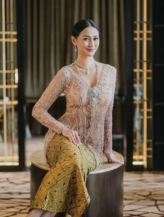 Kala Siraman, Ayu Maulida kembali mengenakan rancangan @anarav.label. [@allseasonsphoto].