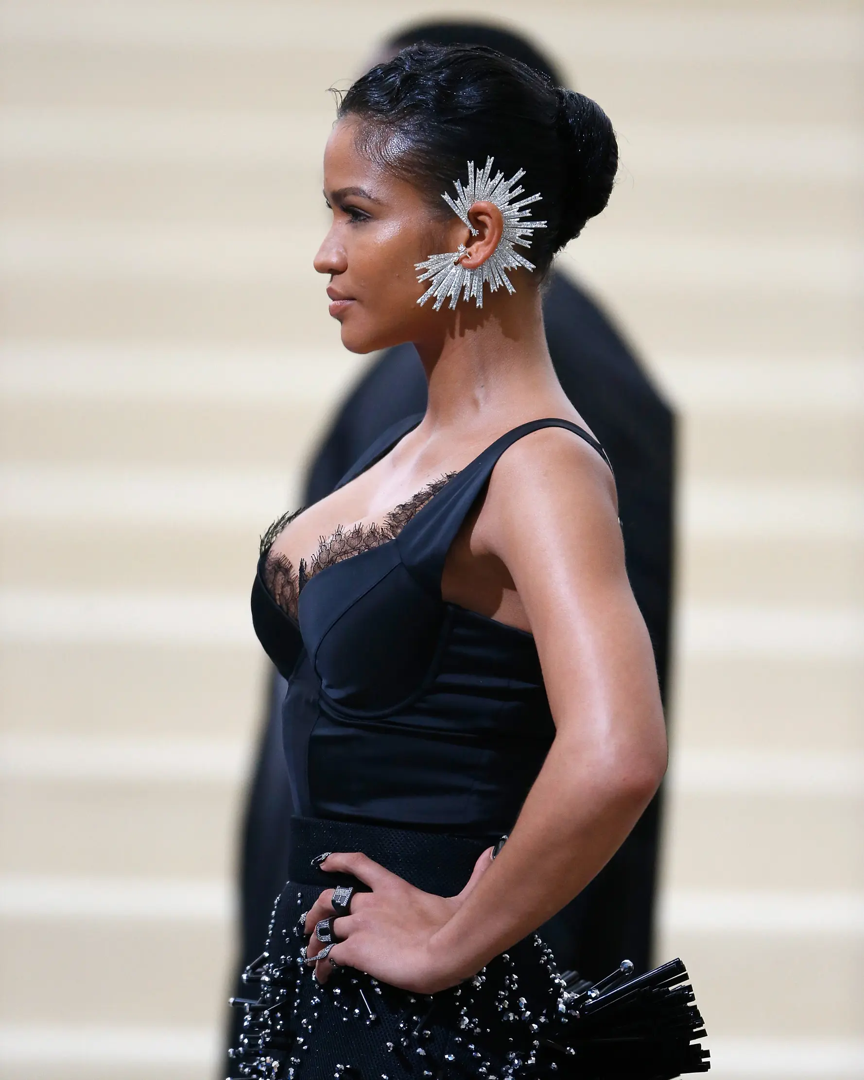 Penyanyi Cassie berpose untuk fotografer setibanya pada acara Met Gala 2017 di New York, Senin (1/5). Starburst ear cuffs dengan detail berlian tampak menghiasi telinga sebelah kiri Cassie. (John Lamparski / GETTY IMAGES NORTH AMERICA / AFP)