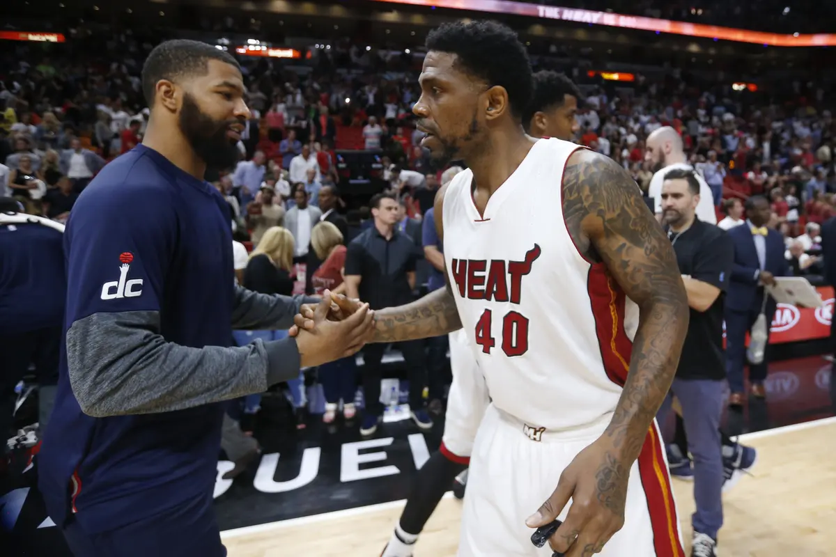 Forward Miami Heat Udonis Haslem (kanan) berjabat tangan dengan penggawa Washington Wizards Markieff Morris selepas pertandingan di AmericanAirlines Arena, Kamis (13/4/2017) pagi WIB. 