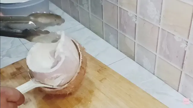 Mudah Ditiru, Ini Cara Lepaskan Daging Kelapa dari Cangkangnya Tanpa Pisau