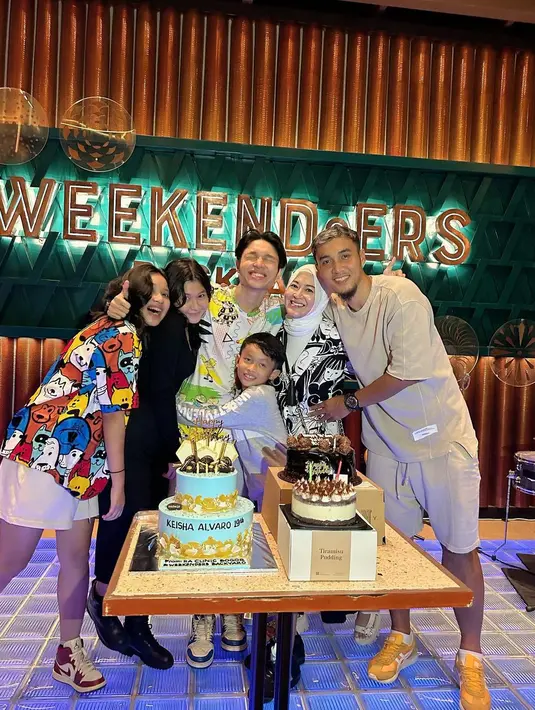 Potret bahagia Kiesha bersama dengan sang mama, ayah sambung, Gunawan  Dwi Cahyo dan adik-adiknya. Menurut Okie, kejutan ulang tahun yang disiapkan untuk putranya berhasil. [Instagram/okieagustina_]