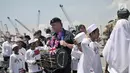 Kapten HMS Albion Tim Nield saat mencoba memainkan salah satu musik marawis di atas kapal perang HMS Albion di Pelabuhan Tanjung Priok, Jakarta, Minggu (22/4). (Merdeka.com/Iqbal S. Nugroho)