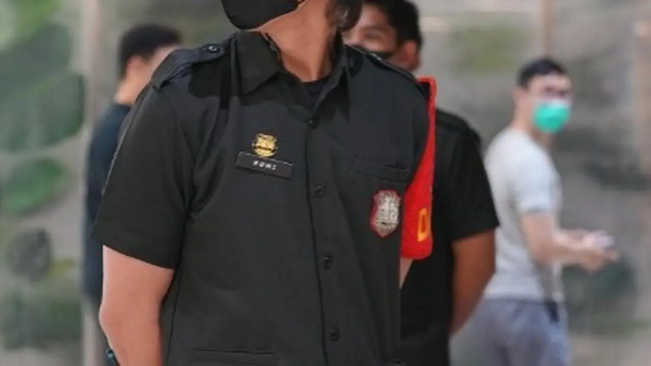 El Rumi Magang jadi Satpam