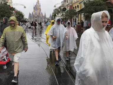 Pengunjung meninggalkan Walt Disney World saat kondisi memburuk dengan mendekatnya Badai Nicole di Danau Buena Vista, Florida, Rabu (9/11/2022). Semua taman Disney di Florida Tengah ditutup Rabu pagi karena badai yang akan datang. (Joe Burbank/Orlando Sentinel via AP)