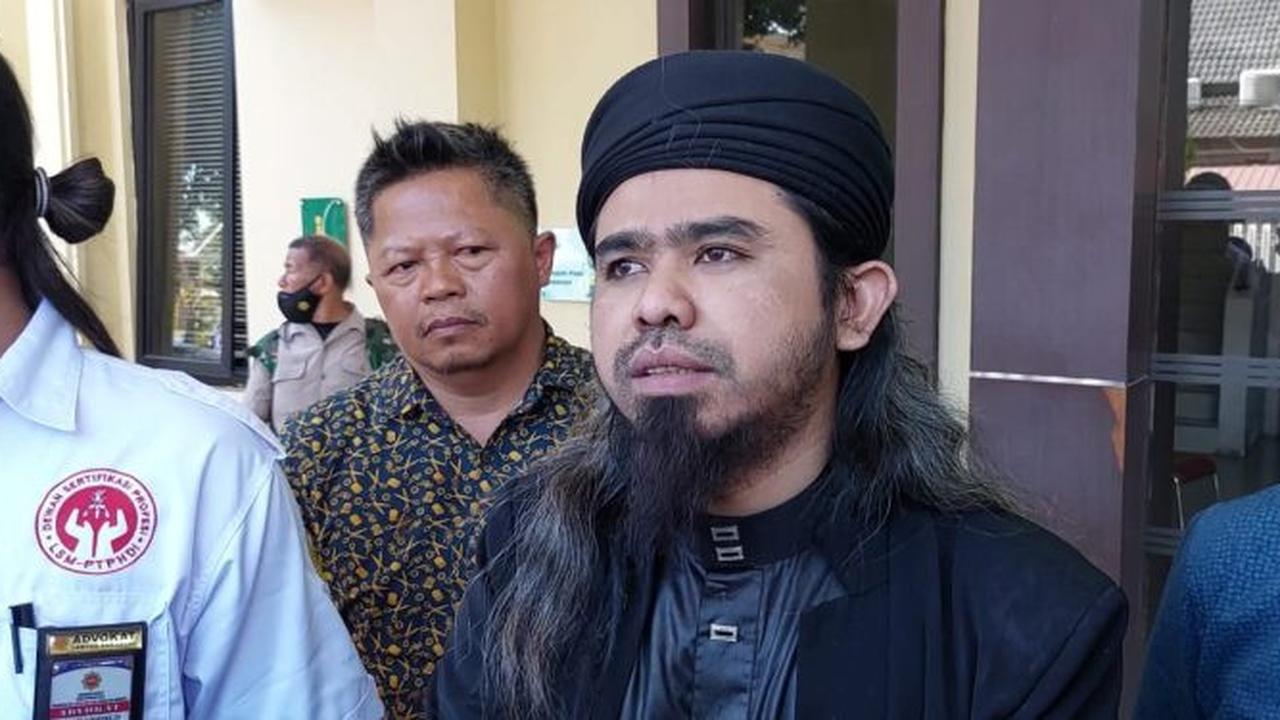 Syamsudin alias Gus Samsudin melaporkan Pesulap Merah ke Polda Jatim. (Foto: Liputan6.com/Humas Polda Jatim)
