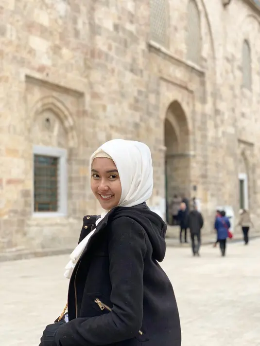 Dalam beberapa unggahan, Kevin Lilliana membagikan momen liburannya. Saat liburan ke Turki misalnya, ia tampil dalam balutan hijab sederhana. Kecantikan wanita 23 tahun ini pun terlihat natural. (Liputan6.com/IG/kevinlln)