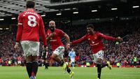 Pemain Manchester United (MU), Bryan Mbeumo (tengah), merayakan gol yang dicetaknya ke gawang Man City dalam laga pekan ke-22 Premier League 2025/2026 di Old Trafford, Sabtu (17/1/2026) malam WIB. MU menang 2-0 dalam pertandingan tersebut. (Darren Staples / AFP)
