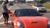 Ferrari California milik Evan Turner tiba-tiba saja mogok kehabisan bahan bakar saat melaju di jalan Tol.