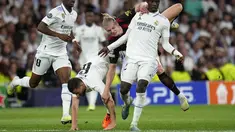 Pemain Manchester City, Erling Haaland (kanan kedua) terjatuh saat berebut bola dengan pemain Real Madrid, Eduardo Camavinga (kanan) dan Nacho pada laga leg pertama semifinal Liga Champions 2022/2023 di Santiago Bernabeu, Madrid, Rabu (10/05/2023) WIB. Laga berakhir dengan skor 1-1. (AP Photo/Manu Fernandez)