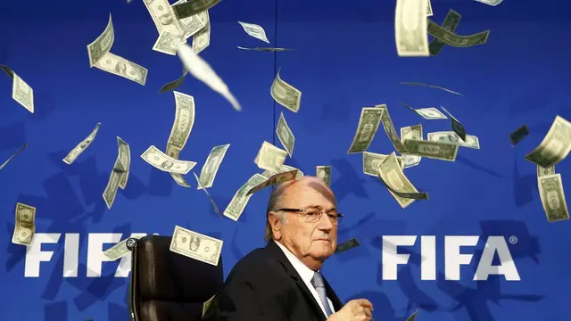 Guyuran Uang Palsu Permalukan Sepp Blatter 